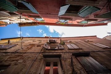Fototapeta premium looking up in a narrow street in Rovinj, Croatia