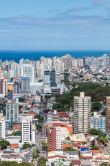 Obraz premium Aerial view of Vila Velha from Convento da Penha on a sunny day, highlighting Praia da Costa and Itapuã neighborhoods with the blue ocean in the background. Perfect blend of urban and coastal beauty.