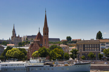 Kirche im blauen Himmel