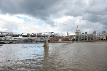 Fototapeta premium Millennium Bridge to St. Pauls Cathedral