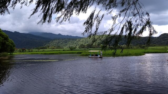 Laguna con barcaza