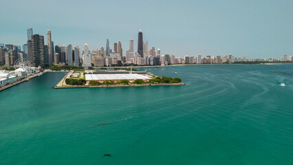 Obraz premium Aerial view of Chicago from Navy Pier on a beautiful summer day