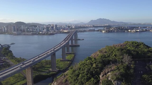 Turistas curtindo o Morro Moreno  e o visual da Terceira Ponte. Vila Velha, Esp&iacute;rito Santo, Brasil.