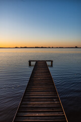 Fototapeta premium Atardecer en laguna de Buenos Aires, Argentina con increíble vista de la fauna silvestre