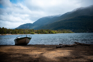 Paisajes increíbles del Parque Nacional Los Alerces en la Patagonia Argentina con vista de los...