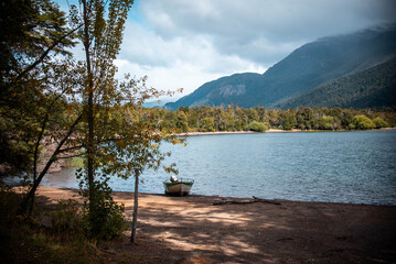 Paisajes increíbles del Parque Nacional Los Alerces en la Patagonia Argentina con vista de los...