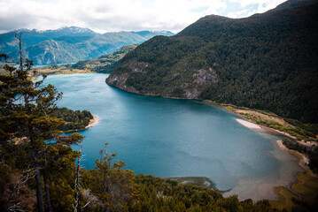 Paisajes increíbles del Parque Nacional Los Alerces en la Patagonia Argentina con vista de los...