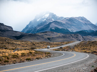 Paisajes de la Patagonia Argentina donde se pueden ver los caminos, las rutas y los senderos entre...