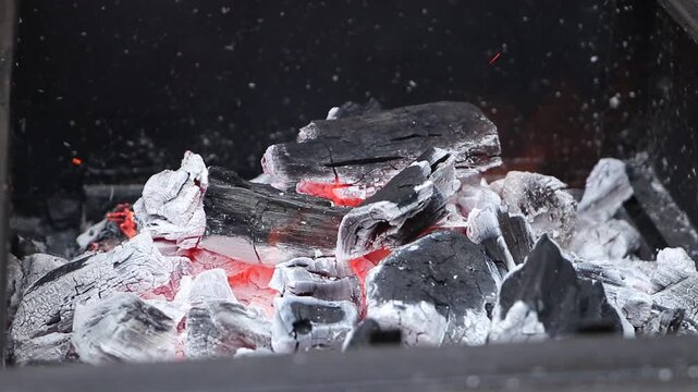 Carb&oacute;n con cenizas y esperando agregar m&aacute;s