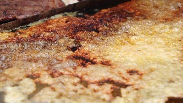 Chicharron de queso ya cocinado y esperano a sacarlo de la parrilla