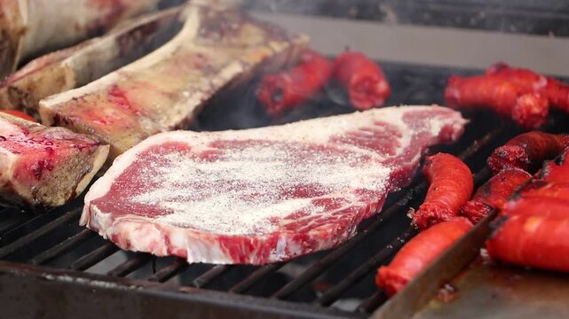 Corte de carne sazonado y colocado en la parrilla para empezar a cocinarse