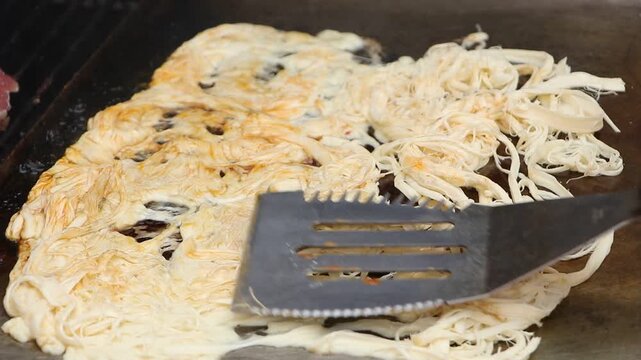 Preparaci&oacute;n de Chicharron de queso en la parrilla