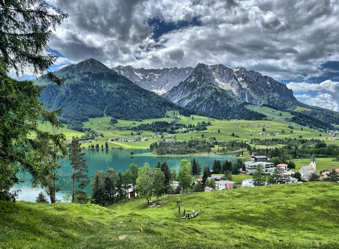 Blick vom Kalvarienberg auf den Walchsee und das Kaisergebirge im Hintergrund, Alpen, Tirol, &Ouml;sterreich