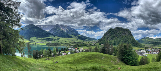 Blick vom Kalvarienberg auf den Walchsee und das Kaisergebirge im Hintergrund, Alpen, Tirol,...