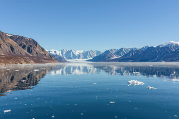 Obraz premium An image capturing the stark reality of melting ice caps, symbolizing the profound effects of climate change on the polar regions and the global ecosyste