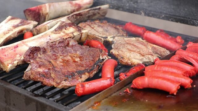 Revisando la cocci&oacute;n de los cortes de carne y los tuetanos
