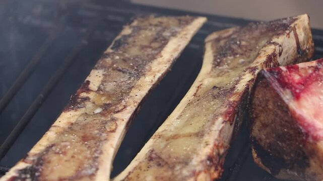 Tuetanos a punto de cocci&oacute;n y terminandose de cocinar