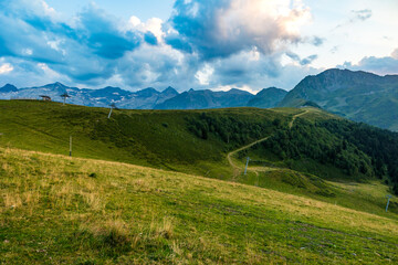 Fototapeta premium Pic de Céciré dominant le plateau de de Superbagnères au coucher du soleil