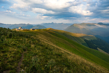 Vue vers le sud-ouest en été sur les montagnes des Pyrénées, dont le Pic de l’Aneto, depuis...
