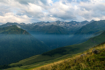 Panorama estival sur le massif de Perdiguère, dominant la vallée du Lys, depuis le plateau de Superbagnères