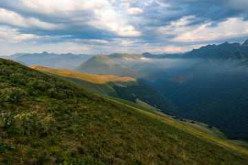 Vue vers le sud-ouest en été sur les montagnes des Pyrénées, dont le Pic de l’Aneto, depuis...