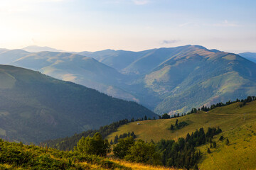 Vue vers le nord-ouest en été sur les montagnes des Pyrénées (vallée du Neste d’Oô) depuis la station de Luchon-Superbagnères