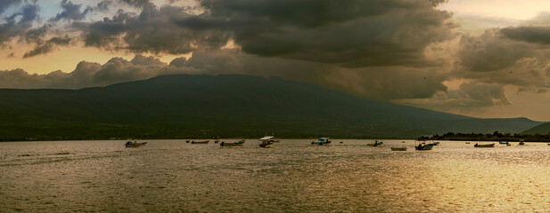 lago de cajititlan, atardeceer, panoramica, montañas, nubes, cielo, paisaje, lanchas, paseos