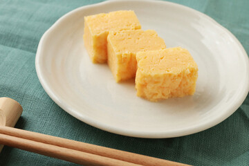 皿にのった玉子焼き