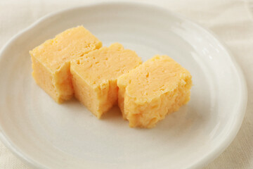 皿にのった玉子焼き