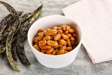 Canned white bean in tomato sauce