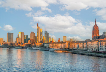Naklejka premium Frankfurt skyline with river Main in morning light