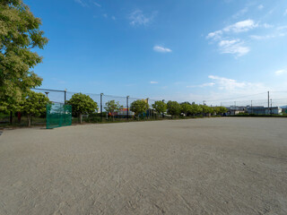 Fototapeta premium 猛暑で無人になった公園の広場