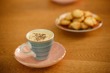 Delicioso capuchino con galletas: maridaje perfecto entre café y golosinas