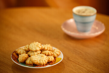 Delicioso capuchino con galletas: maridaje perfecto entre café y golosinas