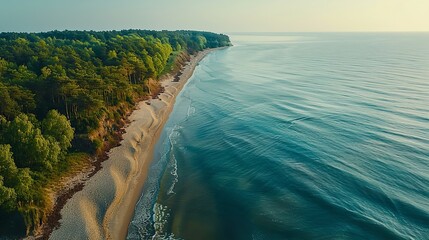 Obraz premium Beautiful white sandy beach close to town with views of green mountains in the background