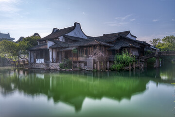 Obraz premium Chinese-style buildings and small bridges by the river.