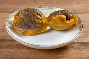 angle view salt-baked chicken kidney at horizonal composition