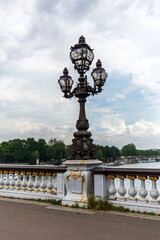 Obraz premium An ornate street lamp on the Pont Alexandre III bridge in Paris