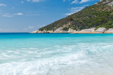 Obraz premium Turquoise waters and rocky shoreline at Two Peoples Bay in Western Australia, near Albany. Perfect for projects featuring coastal scenery, travel destinations, or natural beauty themes.