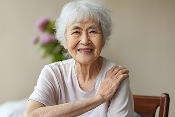 穏やかな高齢者女性の笑顔。幸福とエイジングの美しさ