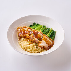 บะหมี่หมูแดง หมูกรอบ ผักลวก Red pork noodles, crispy pork, boiled vegetables