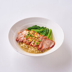บะหมี่หมูแดง หมูกรอบ ผักลวก Red pork noodles, crispy pork, boiled vegetables