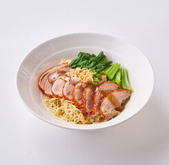 บะหมี่ หมูแดง ผัก กะเทียมเจียว น้ำราด