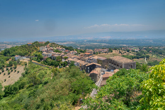 Vista panor&aacute;mica de Altomonte, comuna de la provincia de Cosenza, en la regi&oacute;n de Calabria. Italia