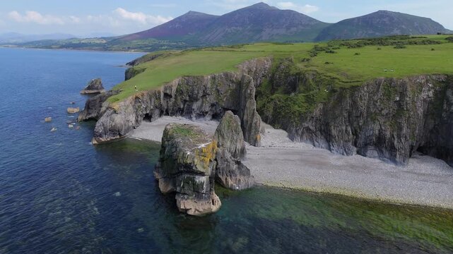 Trefor Sea Stacks, North Wales, Cliffs, Mountains (Gyrn Goch, Gyrn Ddu, Garn For), Pebble Beach
