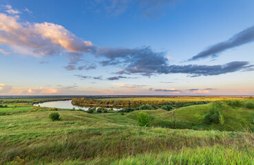 Naklejka premium A beautiful, serene landscape with a river running through it