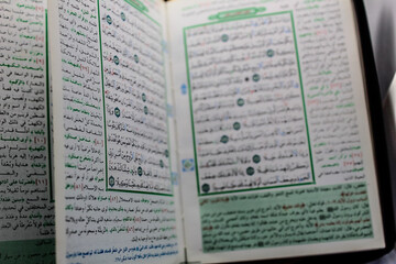 Obraz premium selective focus or defocused of the holy book of Islam or Muslims, the holy book of the Koran or Al-Quran, contain full arabic, al-kahf (Translation: 