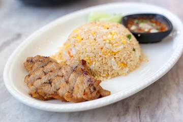 Pork roasted with stir-fried rice egg recipe