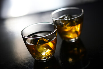 カウンターに置いた2杯のお茶
