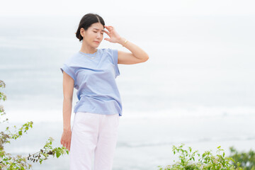 	自然の中にいる女性の健康イメージ